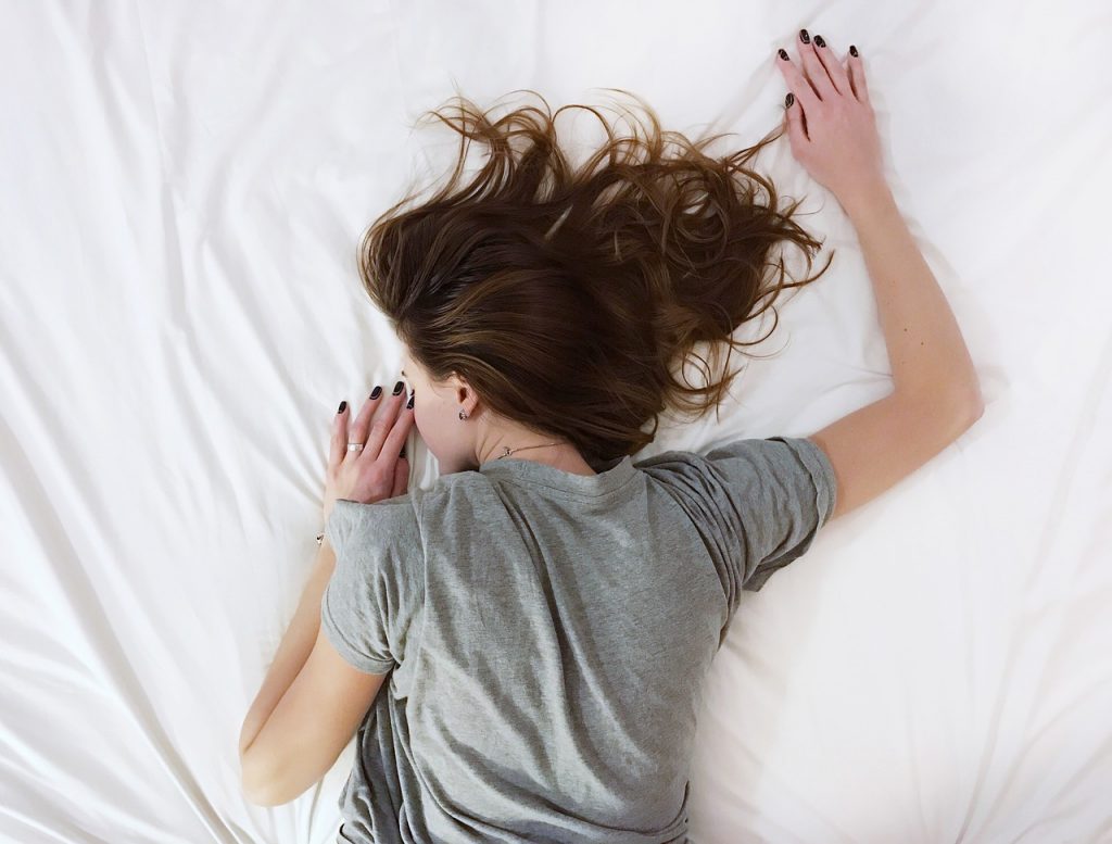 Pourquoi les gens sursautent-ils en dormant ?