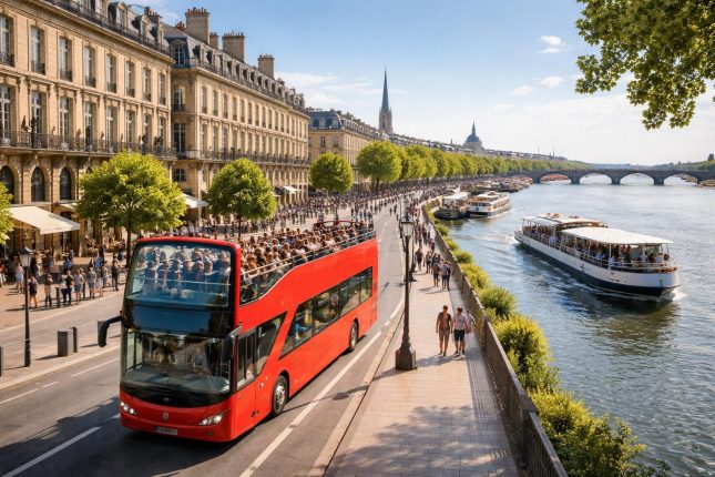 explorez bordeaux à bord d'un bus touristique ou profitez d'une balade en navette fluviale sur la garonne pour découvrir les trésors de la ville autrement.